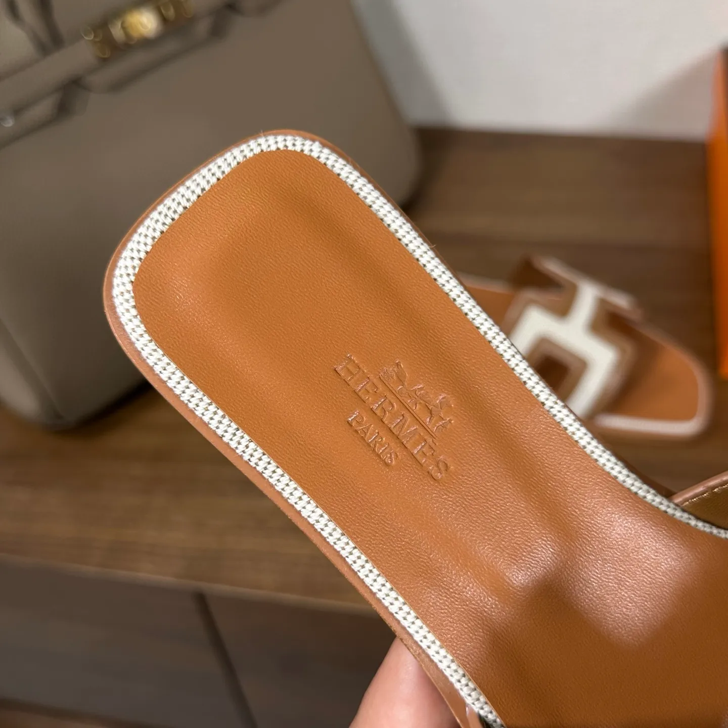 👟👟Ex-factory price 440👟👟 Hermes Hermes H slippers Oasis sandals series——————————Fashionable and versatile Super comfortable Every detail is made to the extreme Original swift calfskin Original 1:1 exclusive private mold upper/original leather outsole ▪️Packaging: Each pair of shoes comes with packaging ▪️SIZE: 35~42 (.40.41.42 customization is non-refundable and non-exchangeable)